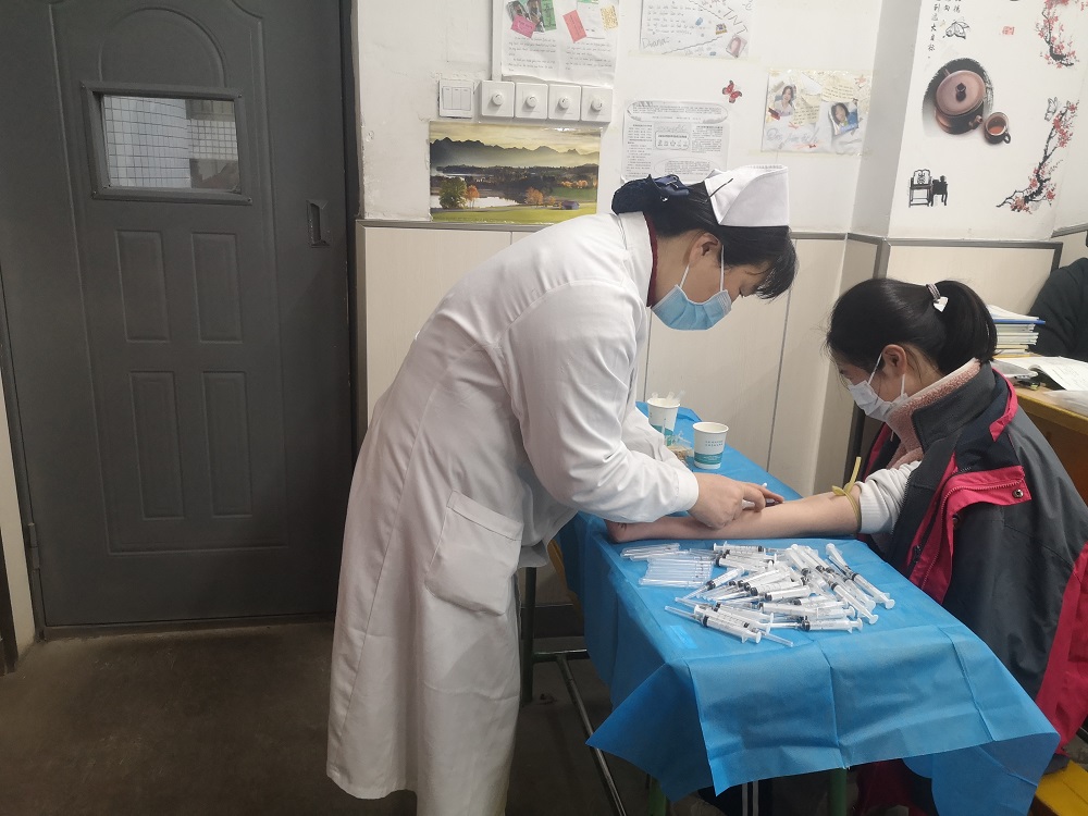 西安市第八十九中学圆满完成高2022级学生肝功检查采血工作　